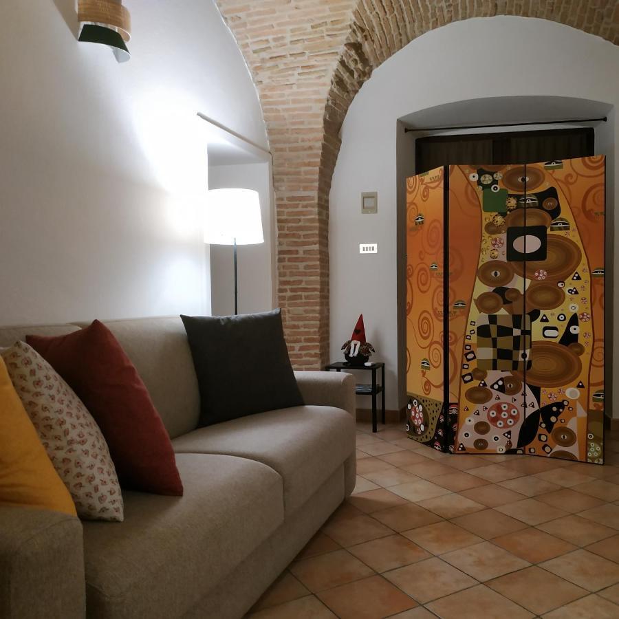 Bed And Breakfast In Piazza Orazio Venosa Exterior foto